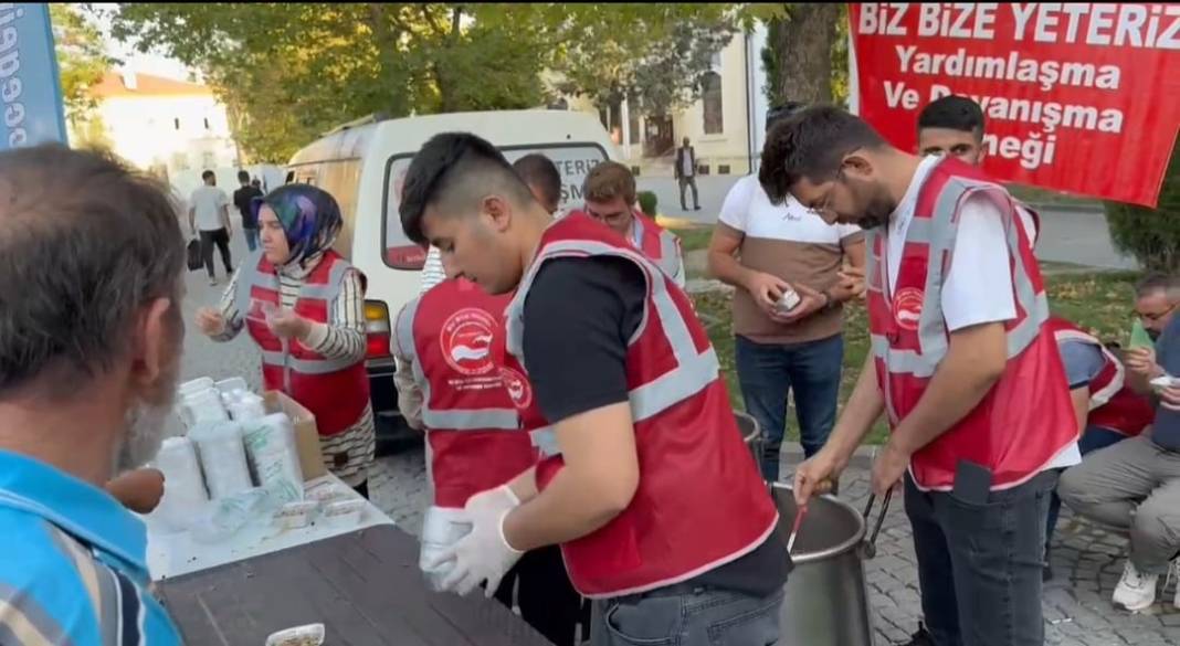 Biz Bize Derneği’nden aşure ikramı 3